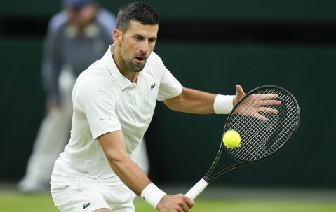 九游畅玩-德约科维奇重返赛场，大比分获胜首场状态出色，美国队观众沸腾！